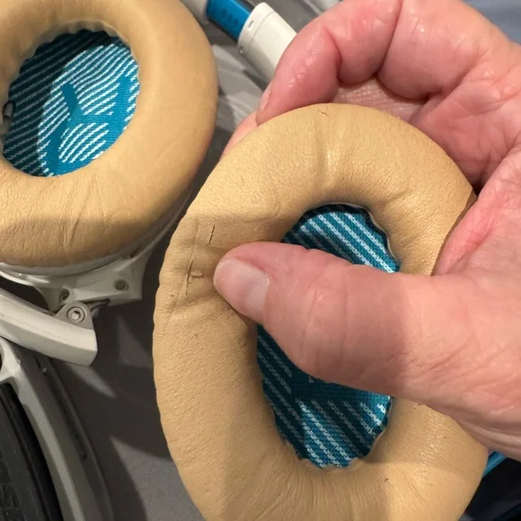 Bose Silver and White Over-Ear Headphones - Picture 4 of 6